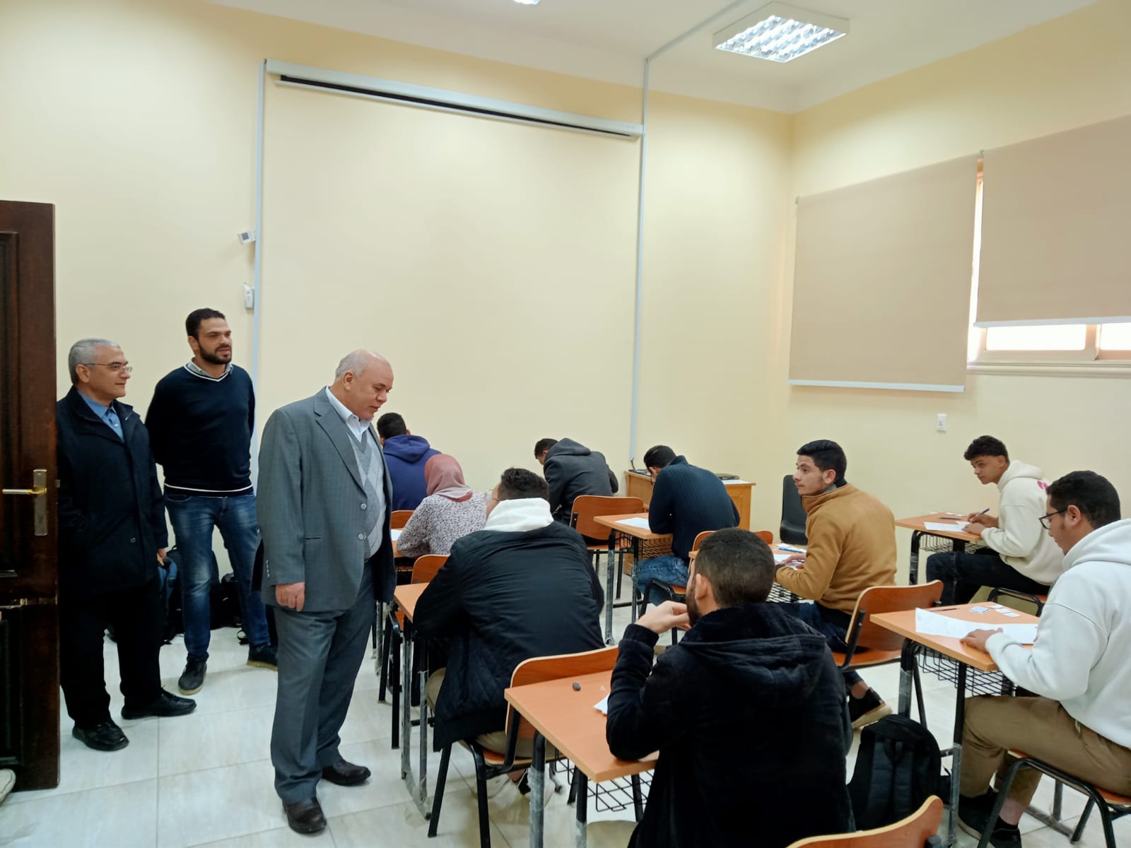 رئيس الجامعة يواصل سلسلة جولاته التفقدية لمتابعة سير امتحانات الفصل الدراسي الاول