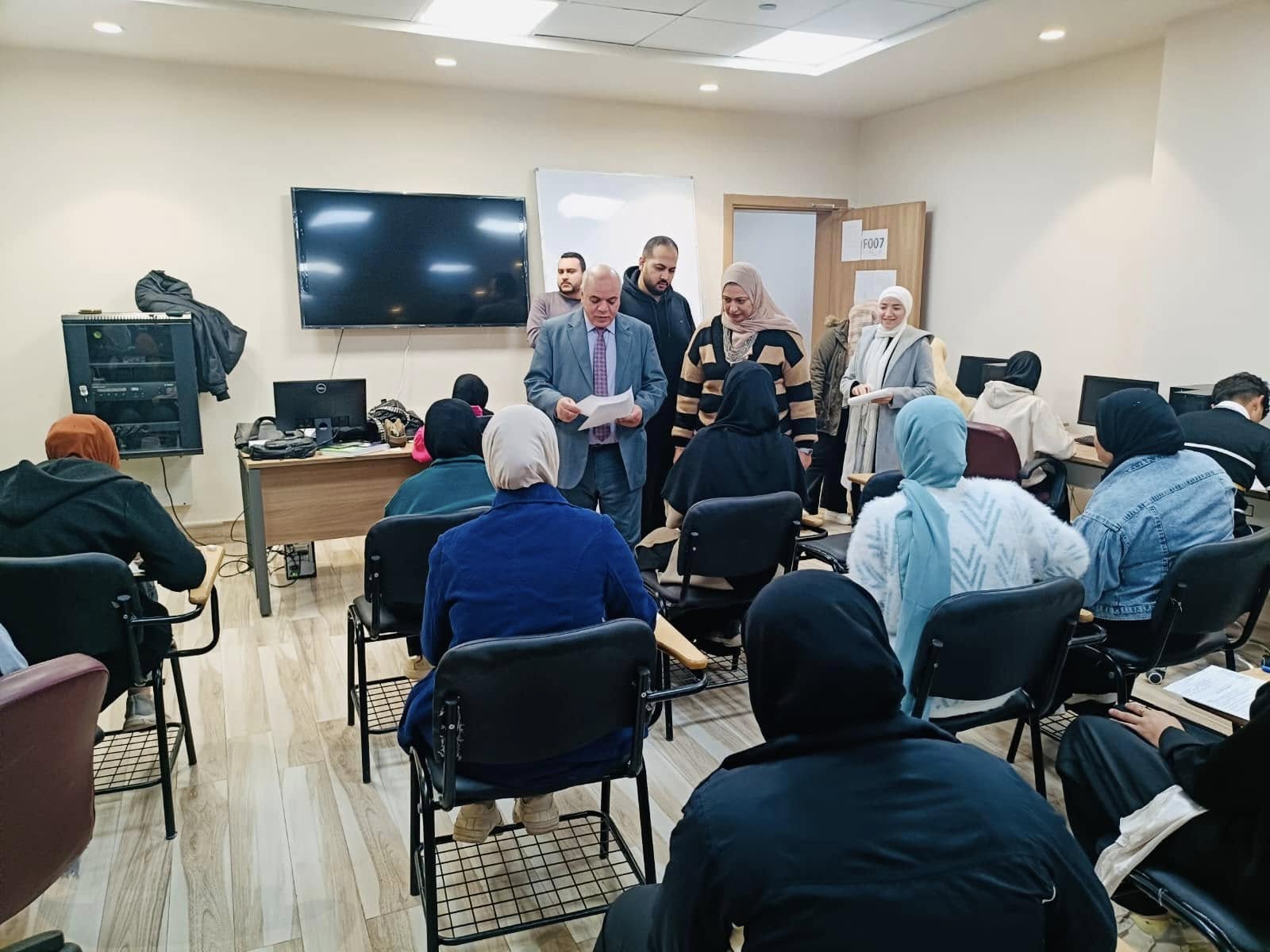 رئيس الجامعة يتفقد سير اختبارات نهاية الفصل الدراسى الأول بفرع الجامعة بمدينة السادات