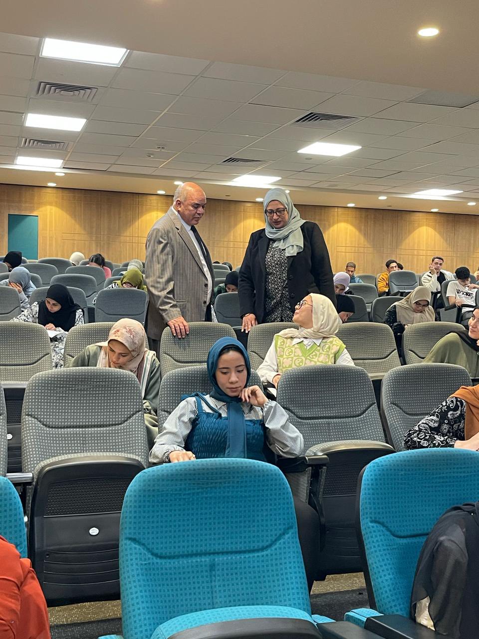 رئيس الجامعة يتفقد سير اختبارات منتصف الفصل الدراسى الثانى(الميدترم) بفرع الجامعة بمدينة السادات 