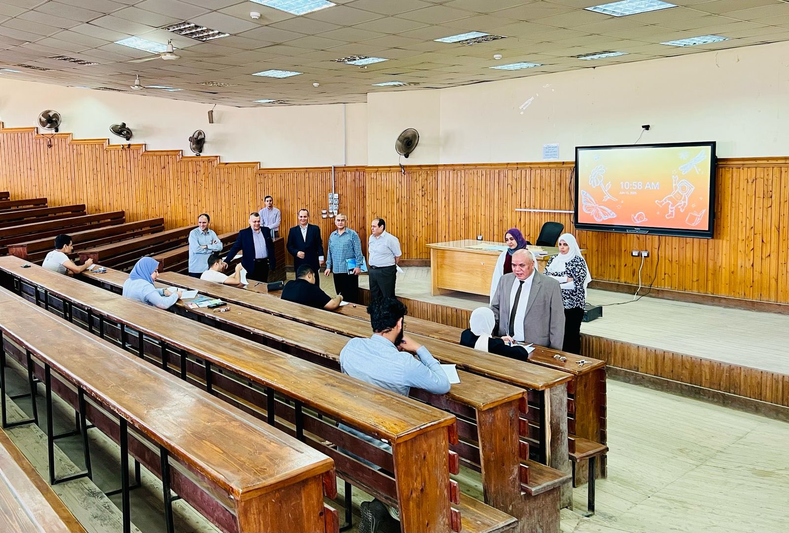 رئيس الجامعة يتابع اختبارات الدراسات العليا ويشيد بسير العملية الإمتحانية