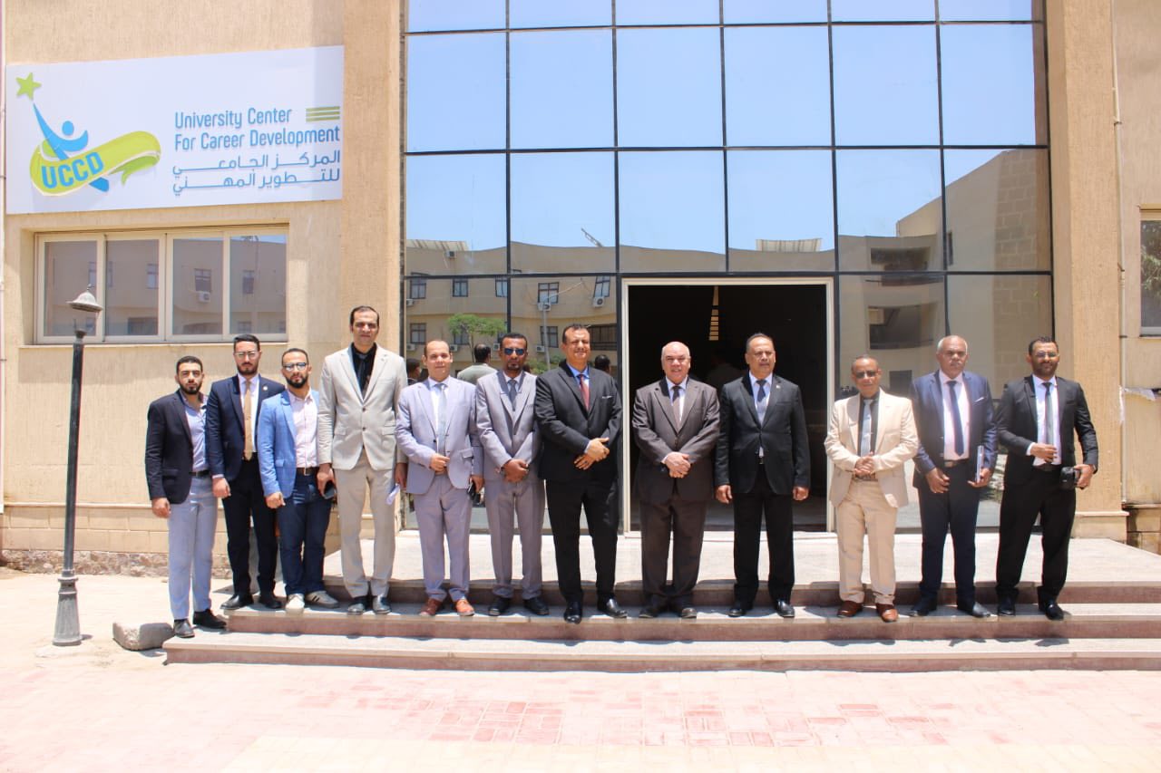 مناقشة المشاريع التخرج وملتقى توظيف لتعزيز فرص خريجيها في سوق العمل