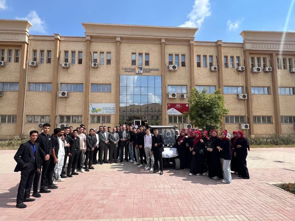 طلاب برنامج تكنولوجيا الطاقة الجديدة والمتجددة يتألقون في مشروعاتهم التطبيقية